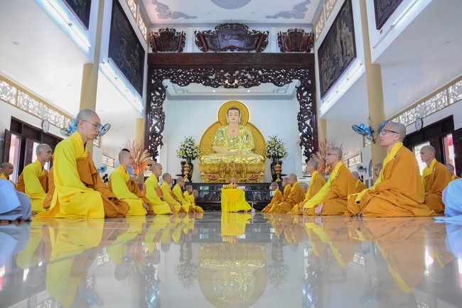 Pratimoksa commandment rite and listening precepts of monks of Hoang Phap pagoda