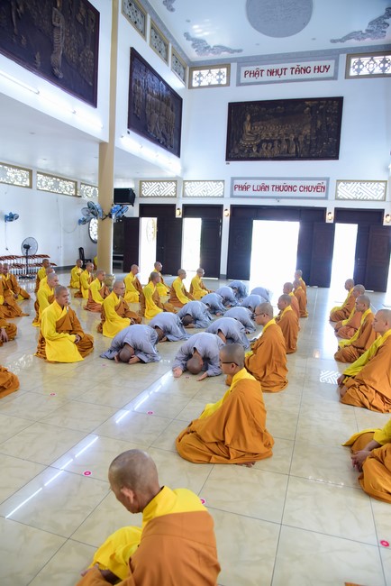 Pratimoksa commandment rite and listening precepts of monks of Hoang Phap pagoda