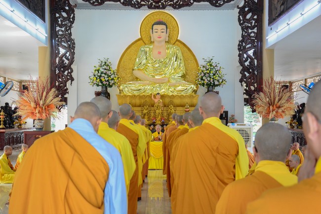 Pratimoksa commandment rite and listening precepts of monks of Hoang Phap pagoda