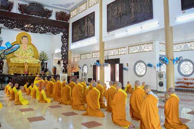 Pratimoksa commandment rite and listening precepts of monks of Hoang Phap pagoda