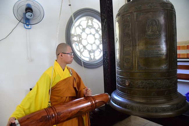 Pratimoksa commandment rite and listening precepts of monks of Hoang Phap pagoda