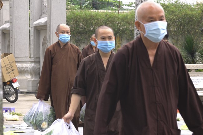 Hoang Phap Pagoda's support for fruit and vegetables to people in need during the Covid 19 epidemic