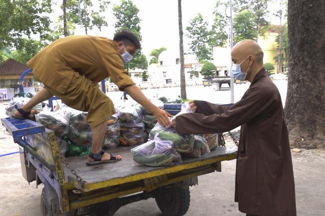 Hoang Phap Pagoda's support for fruit and vegetables to people in need during the Covid 19 epidemic