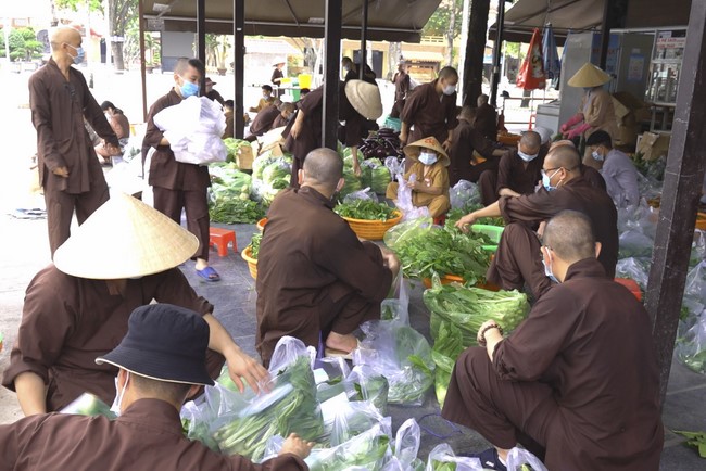 Hoang Phap Pagoda's support for fruit and vegetables to people in need during the Covid 19 epidemic