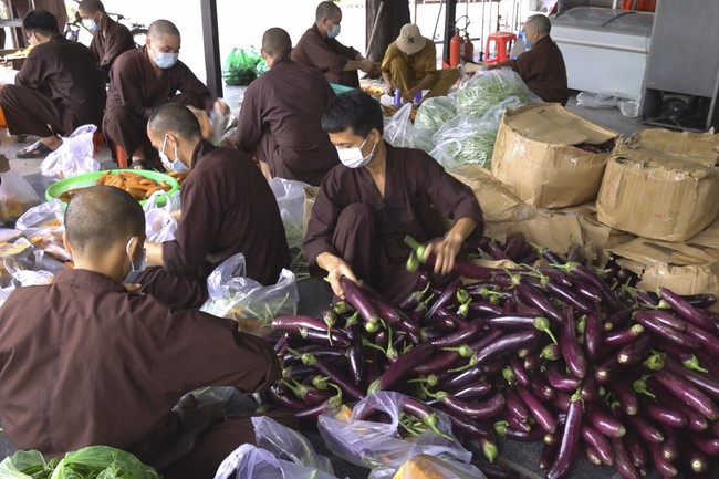 Hoang Phap Pagoda's support for fruit and vegetables to people in need during the Covid 19 epidemic
