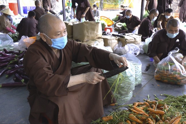 Hoang Phap Pagoda's support for fruit and vegetables to people in need during the Covid 19 epidemic