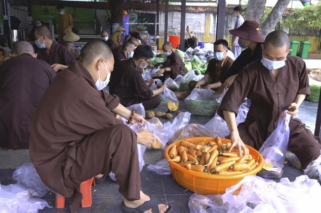 Hoang Phap Pagoda's support for fruit and vegetables to people in need during the Covid 19 epidemic