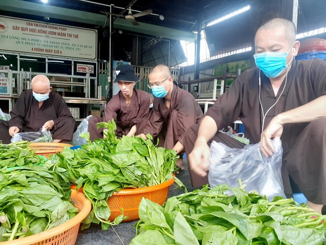 Hoang Phap Pagoda's support for fruit and vegetables to people in need during the Covid 19 epidemic