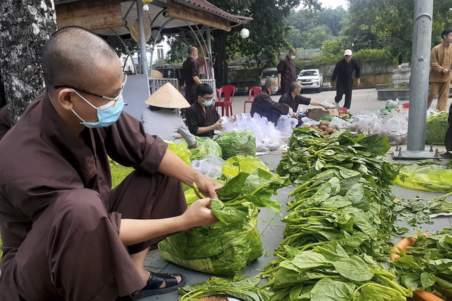 Hoang Phap Pagoda's support for fruit and vegetables to people in need during the Covid 19 epidemic