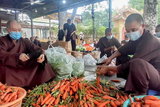 Hoang Phap Pagoda's support for fruit and vegetables to people in need during the Covid 19 epidemic