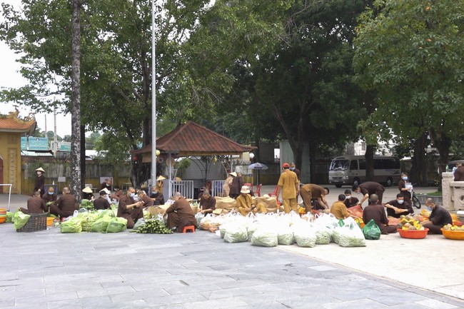 Hoang Phap Pagoda's support for fruit and vegetables to people in need during the Covid 19 epidemic