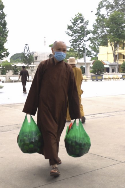 Hoang Phap Pagoda's support for fruit and vegetables to people in need during the Covid 19 epidemic