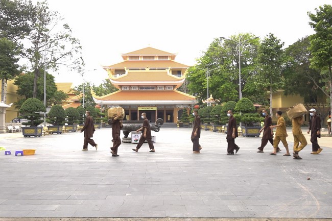 Hoang Phap Pagoda's support for fruit and vegetables to people in need during the Covid 19 epidemic