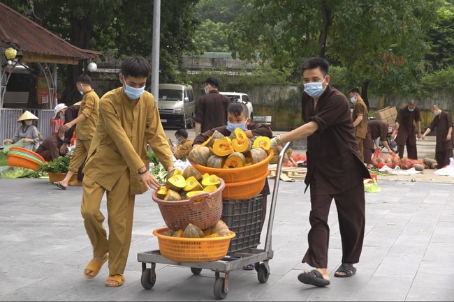 Hoang Phap Pagoda's support for fruit and vegetables to people in need during the Covid 19 epidemic