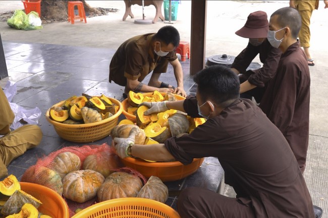 Hoang Phap Pagoda's support for fruit and vegetables to people in need during the Covid 19 epidemic