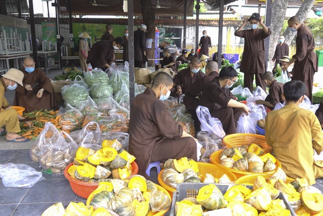 Hoang Phap Pagoda's support for fruit and vegetables to people in need during the Covid 19 epidemic