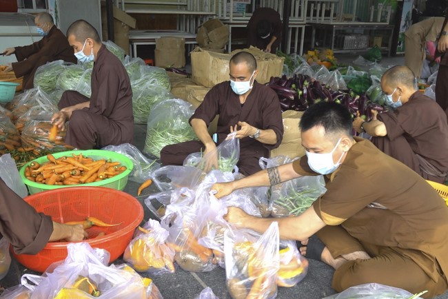 Hoang Phap Pagoda's support for fruit and vegetables to people in need during the Covid 19 epidemic