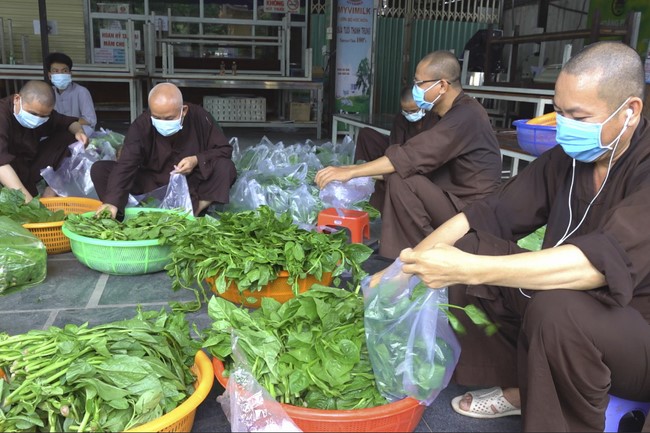 Hoang Phap Pagoda's support for fruit and vegetables to people in need during the Covid 19 epidemic