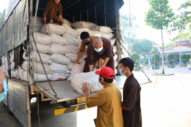 Continuing to support people in need in the Covid-19 pandemic of Hoang Phap Pagoda (series 5)