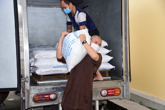 Continuing to support people in need in the Covid-19 pandemic of Hoang Phap Pagoda (series 5)