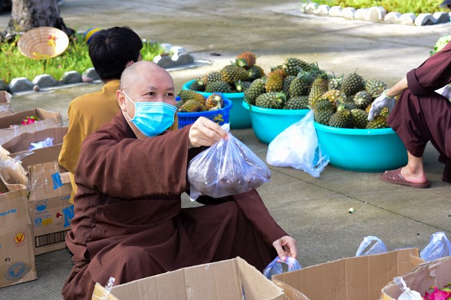 Continuing to support people in need in the Covid-19 pandemic of Hoang Phap Pagoda (series 5)