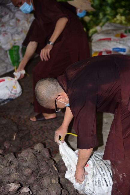 Continuing to support people in need in the Covid-19 pandemic of Hoang Phap Pagoda (series 5)