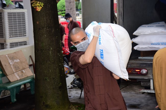 Continuing to support people in need in the Covid-19 pandemic of Hoang Phap Pagoda (series 5)