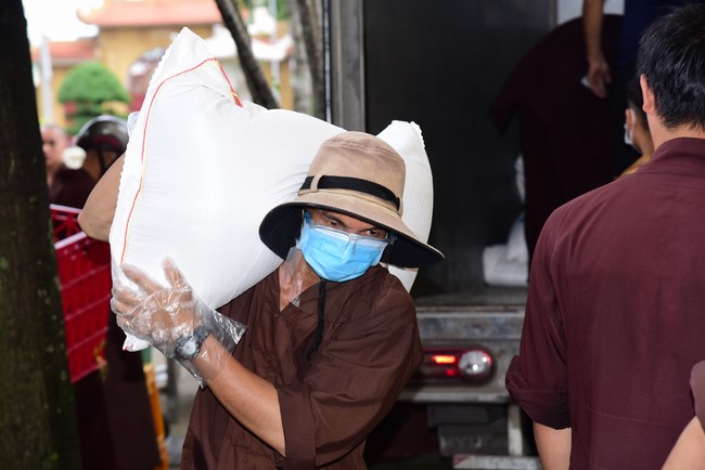 Continuing to support people in need in the Covid-19 pandemic of Hoang Phap Pagoda (series 5)