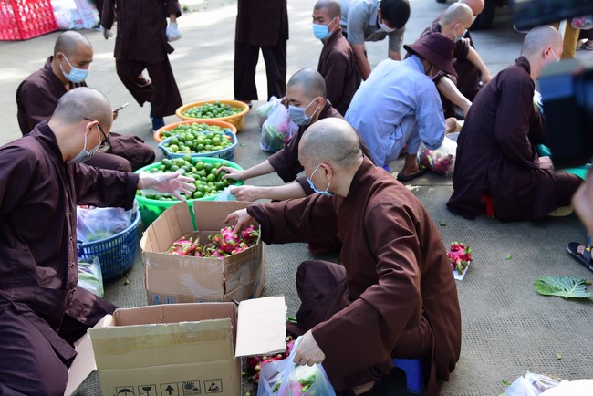 Continuing to support people in need in the Covid-19 pandemic of Hoang Phap Pagoda (series 5)