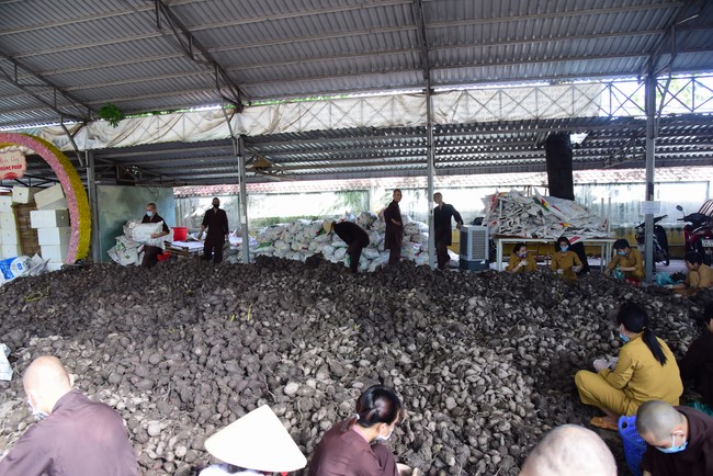 Continuing to support people in need in the Covid-19 pandemic of Hoang Phap Pagoda (series 5)