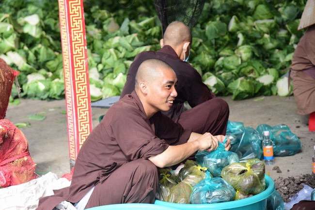 Continuing to support people in need in the Covid-19 pandemic of Hoang Phap Pagoda (series 5)