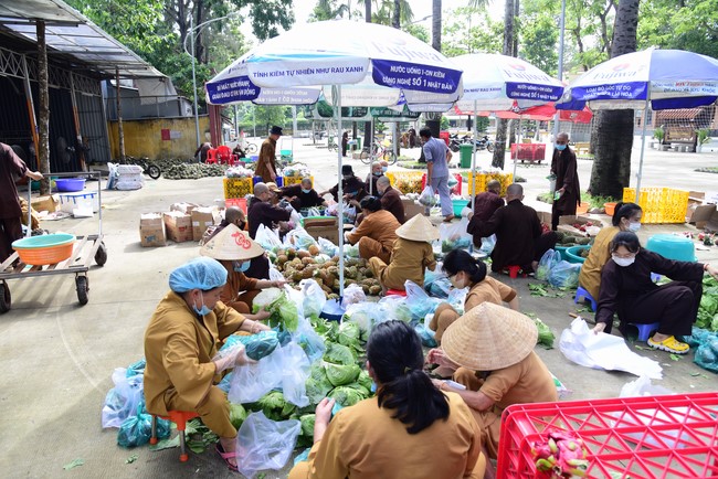 Continuing to support people in need in the Covid-19 pandemic of Hoang Phap Pagoda (series 5)