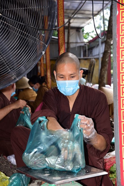 Continuing to support people in need in the Covid-19 pandemic of Hoang Phap Pagoda (series 5)