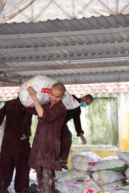 Continuing to support people in need in the Covid-19 pandemic of Hoang Phap Pagoda (series 5)