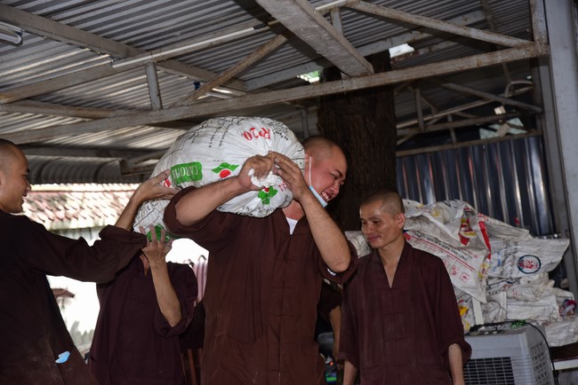 Continuing to support people in need in the Covid-19 pandemic of Hoang Phap Pagoda (series 5)