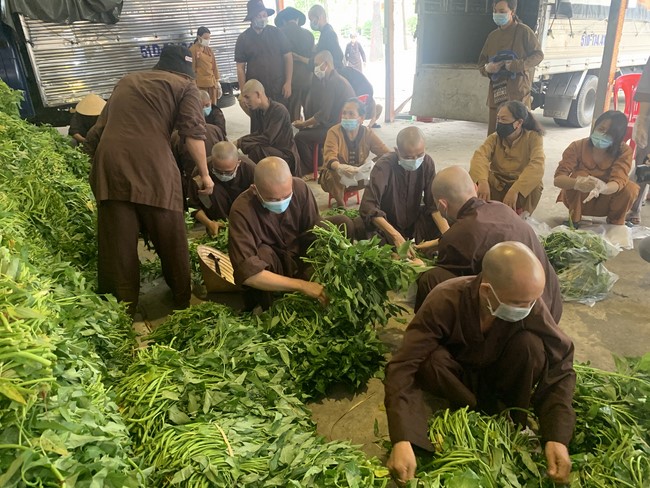 Continuing to support people in need in the Covid-19 pandemic of Hoang Phap Pagoda (series 5)