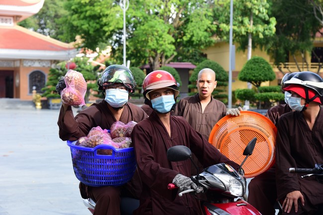 Continuing to support people in need in the Covid-19 pandemic of Hoang Phap Pagoda (series 5)