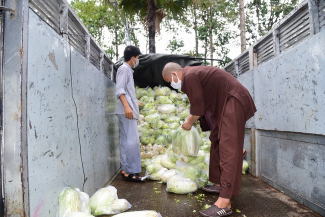 Continuing to support people in need in the Covid-19 pandemic of Hoang Phap Pagoda (series 5)