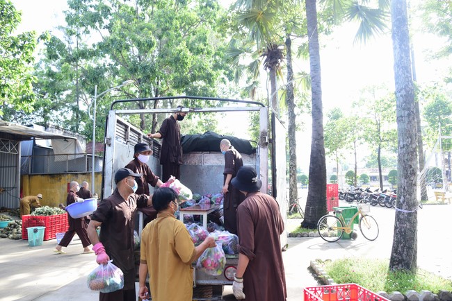 Continuing to support people in need in the Covid-19 pandemic of Hoang Phap Pagoda (series 5)