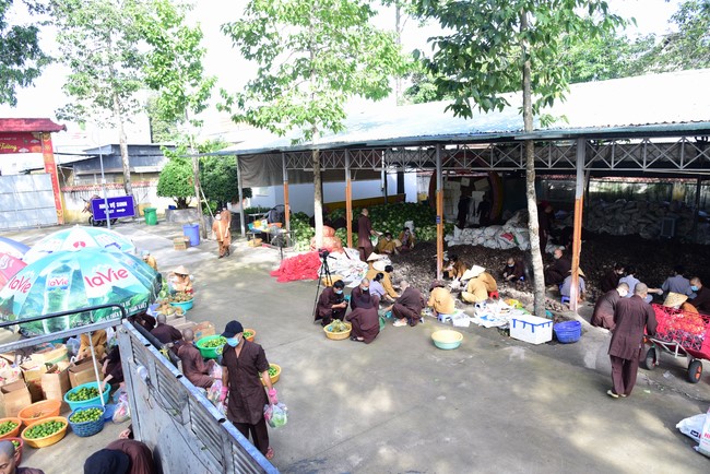 Continuing to support people in need in the Covid-19 pandemic of Hoang Phap Pagoda (series 5)