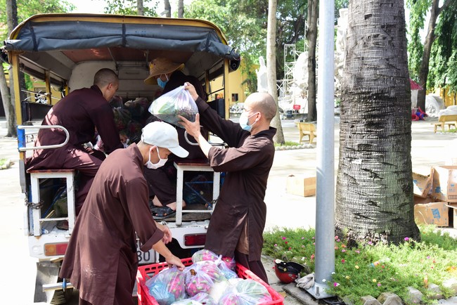 Continuing to support people in need in the Covid-19 pandemic of Hoang Phap Pagoda (series 5)
