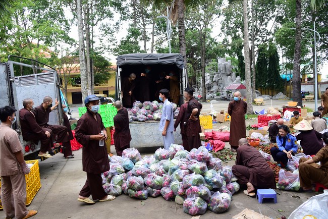 Continuing to support people in need in the Covid-19 pandemic of Hoang Phap Pagoda (series 5)