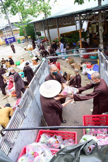 Continuing to support people in need in the Covid-19 pandemic of Hoang Phap Pagoda (series 5)