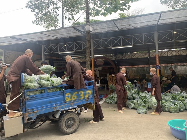 Continuing to support people in need in the Covid-19 pandemic of Hoang Phap Pagoda (series 5)