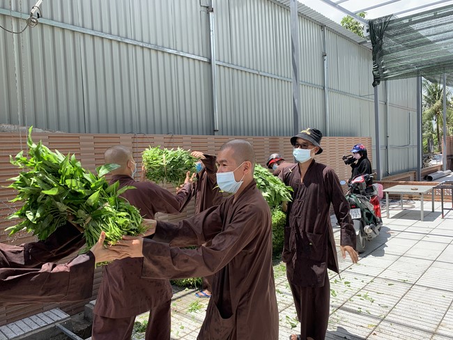 Continuing to support people in need in the Covid-19 pandemic of Hoang Phap Pagoda (series 5)