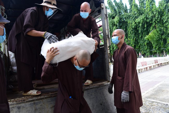 Continuing to support people in need in the Covid-19 pandemic of Hoang Phap Pagoda (series 5)