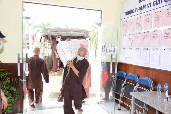 Continuing to support people in need in the Covid-19 pandemic of Hoang Phap Pagoda (series 5)