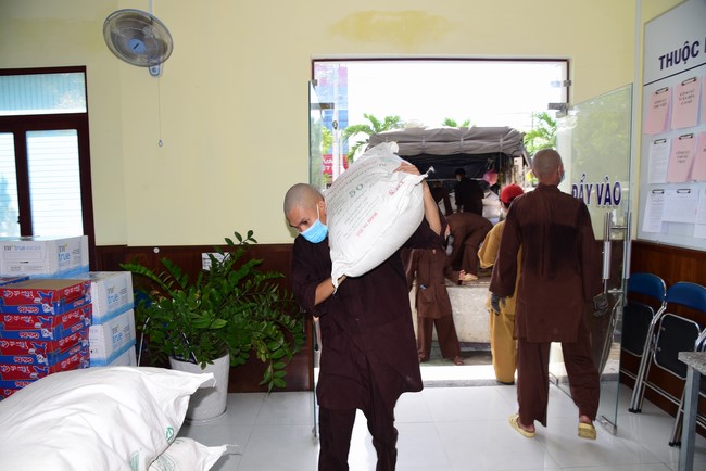Continuing to support people in need in the Covid-19 pandemic of Hoang Phap Pagoda (series 5)