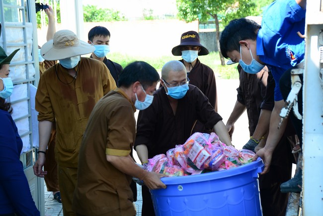 Continuing to support people in need in the Covid-19 pandemic of Hoang Phap Pagoda (series 5)