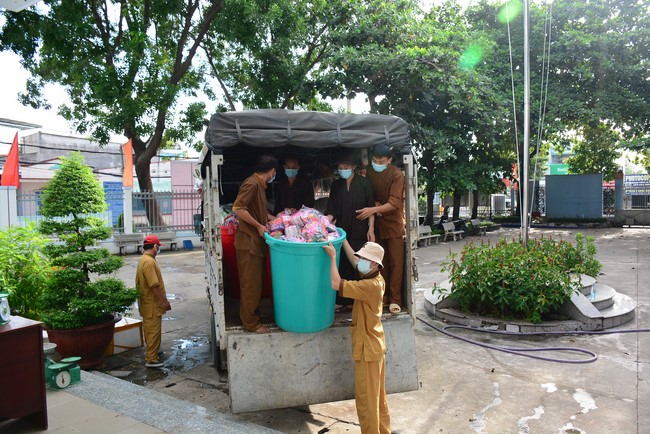 Continuing to support people in need in the Covid-19 pandemic of Hoang Phap Pagoda (series 5)
